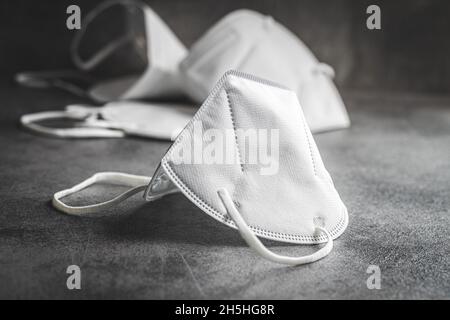 KN95 Gesichtsmaske. FFP2-Maske als Covid-19-Schutz. Coronavirus-Atemschutzmaske auf dem Tisch. Stockfoto