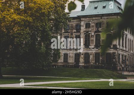 20. Mai 2019 Dresden, Deutschland - Japanisches Palais, das Gebäude und der formale Garten Stockfoto