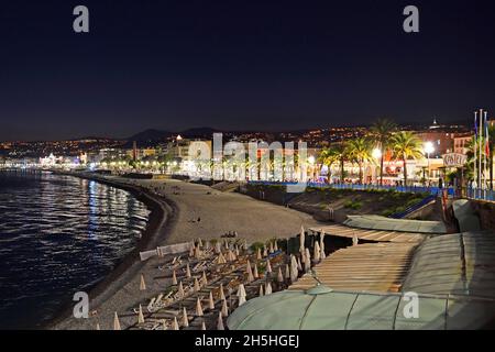 Strand und Altstadt am Abend, Nizza, Departement Alpes-Maritimes, Region Provence-Alpes-Cote d'Azur, Frankreich Stockfoto