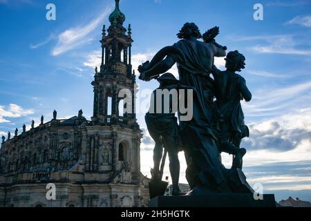20. Mai 2019 Dresden, Deutschland - Hofkirche und Skulptur 'der Morgen' bei Sonnenuntergang Stockfoto