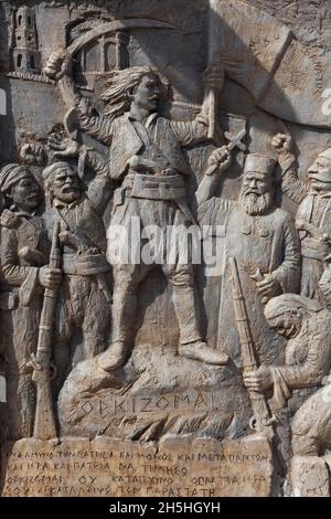 Relief, Freiheitskämpfer und griechisch-orthodoxer Priester, Denkmal zum Gedenken an den griechischen Unabhängigkeitskrieg, Areopolis, Mani-Halbinsel, Lakonien Stockfoto