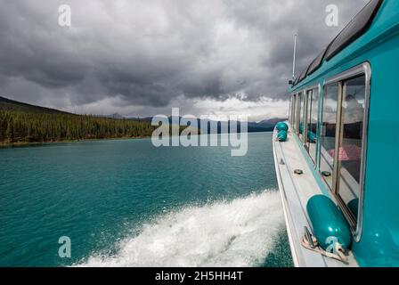 Auf einem Touristenboot, auf einem See segeln, Maligne Lake, wolkiger Himmel, Jasper National Park, Rocky Mountains, Alberta, Kanada Stockfoto