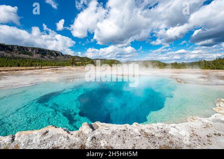 Türkisklares Wasser einer heißen Quelle, Sapphire Pool, Black Sand Basin und Biscuit Basin, Yellowstone National Park, Wyoming, USA Stockfoto