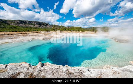 Türkisklares Wasser einer heißen Quelle, Sapphire Pool, Black Sand Basin und Biscuit Basin, Yellowstone National Park, Wyoming, USA Stockfoto