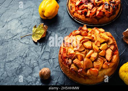 Köstlicher Quitte im Herbst. Herbstdessert, Platz für Text Stockfoto