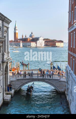 Saeufzerbrücke und, Blick vom Dogenpalast, hinter Isola San Giorgio Maggiore, Palazzo Ducale, Venedig, Venetien, Italien Stockfoto