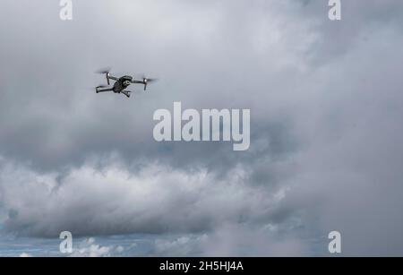 Drohne mit Kamera fliegt vor Wolken, DJI Mavic Pro, Garmisch Partenkirchen, Bayern, Deutschland Stockfoto