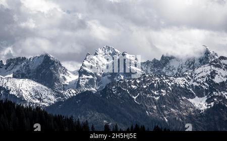 Blick vom Chiemgau, Karlspitzen, Kaisergebirge im Winter, Tirol, Österreich Stockfoto