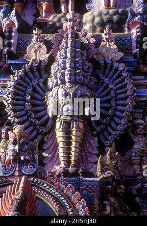 Vielarmige Shiva, Stuckfigur auf dem Meenakshi-Tempelturm, Madurai, Tamil Nadu, Indien Stockfoto