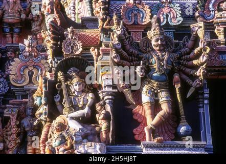 Stuckfiguren von Gottheiten auf Meenakshi Amman Tempel Gopuram, Madurai, Tamil Nadu, Indien Stockfoto