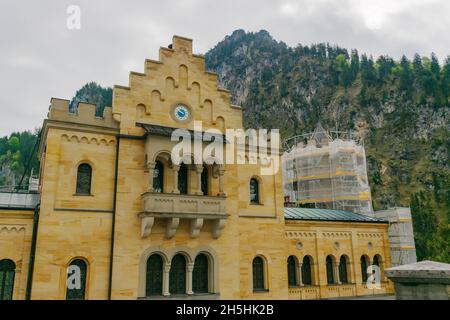26 Mai 2019 Füssen, Deutschland - Details zur Architektur des Schlosses Neuschwanstein. Innenhof Stockfoto