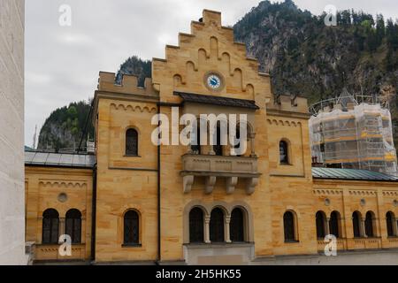 26 Mai 2019 Füssen, Deutschland - Details zur Architektur des Schlosses Neuschwanstein. Innenhof Stockfoto