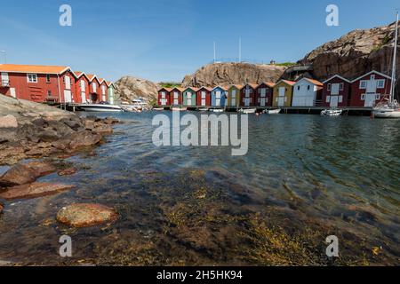 Bootshäuser, Smoegen Harbour, Smoegenbryggan, Vaestra Goetalands Laen, Bohuslaen, Schweden Stockfoto