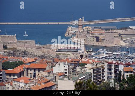 Blick auf Marseille von Notre-Dame de la Garde, Bas Fort Saint-Nicolas, Alter Hafen, Hafeneingang, Fort Saint Jean, MuCEM, Port de la Joliette Stockfoto