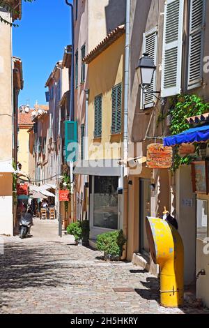 Gemütliche Gassen und Plätze in der Altstadt von Saint-Tropez, Departement Var, Region Provence-Alpes-Cote d'Azur, Frankreich Stockfoto