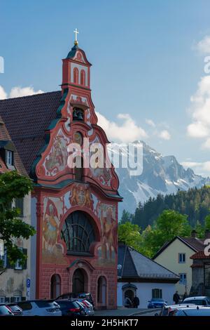 26. Mai 2019 Füssen, Deutschland - die weiße und rote Kirche Heilig-Geist-Spitalkirche im gotischen Stil in Füssen in Bayern, Süddeutschland, wurde errichtet Stockfoto