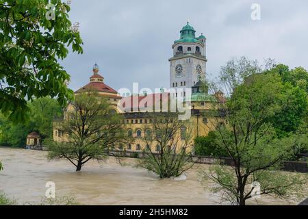 22 Mai 2019 München, Deutschland - Müllersches Volksbad -Münchens barockes Schwimmbad. Blick von der Brücke auf die Isar Stockfoto