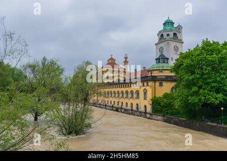 22 Mai 2019 München, Deutschland - Müllersches Volksbad -Münchens barockes Schwimmbad. Blick von der Brücke auf die Isar Stockfoto