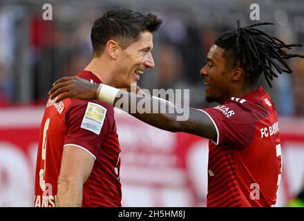 Torfeier Robert Lewandowski FC Bayern München FCB mit Omar Richards FC Bayern München FCB, Allianz Arena, München, Bayern, Deutschland Stockfoto