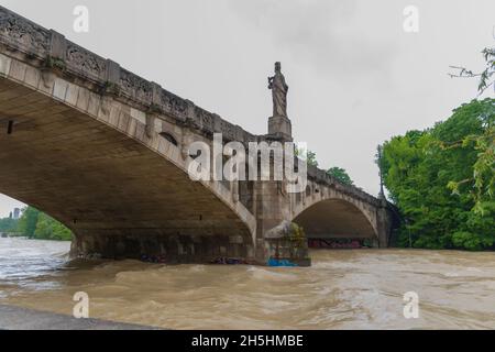 22. Mai 2019 - Isar während des Hochwassers. Blühende Kastanien im Frühling Stockfoto