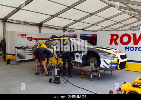 Mechaniker arbeiten in der Boxengasse, Boxengasse am DTM-Rennwagen, deutsche Torenwagen Masters von Rennfahrer Timo Glock, Rowe Racing BMW M6 GT3, Norisring, City Stockfoto