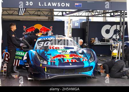 Mechaniker arbeiten in der Boxengasse auf dem DTM-Rennwagen, Deutsche Torenwagen Masters, von Neuseelands Rennfahrer Liam Lawson, Red Bull AF Corse Ferrari 488 Stockfoto