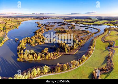 Vogelschutzgebiet, Vogelschutzgebiet, Flachwasser- und Inselzone im Altmühlsee, rechts Steckelesgraben, Muhr am See, Fränkisches Seengebiet Stockfoto