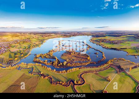 Links Muhr am See, rechts Mooskörper Wald, Mitte vorne Steckelesgraben, dahinter Vogelschutzgebiet, Vogelschutzgebiet, Flachwasser und Inselzone im Stockfoto