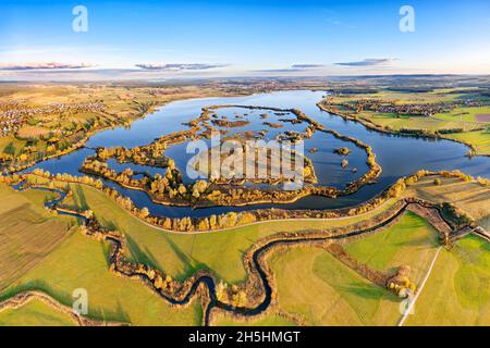 Steckelesgraben vorne, Vogelschutzgebiet hinten, Vogelschutzgebiet, Flachwasser und Inselzone im Altmühlsee, Muhr am See links Stockfoto