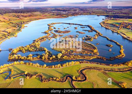 Steckelesgraben vorne, Vogelschutzgebiet hinten, Vogelschutzgebiet, Flachwasser und Inselzone im Altmühlsee, Muhr am See, Fränkischer See Stockfoto