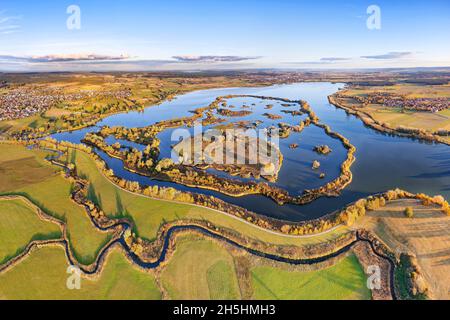 Links Muhr am See, Steckelesgraben vorne, Vogelschutzgebiet hinten, Vogelschutzgebiet, Flachwasser- und Inselzone im Altmühlsee, Muhr am See Stockfoto