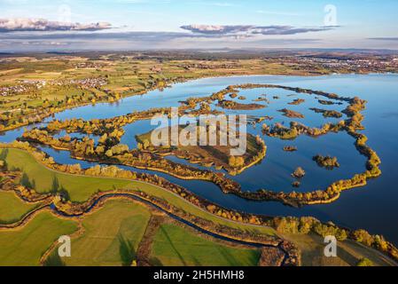 Links Muhr am See, Steckelesgraben vorne, Vogelschutzgebiet hinten, Vogelschutzgebiet, Flachwasser- und Inselzone im Altmühlsee, Muhr am See Stockfoto