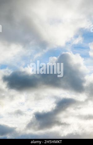 Stratokumuluswolken und blaue Himmelsfenster bilden während des Föhnsturms spektakuläre Wolkenformationen am Himmel Stockfoto