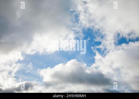 Stratokumuluswolken und blaue Himmelsfenster bilden während des Föhnsturms spektakuläre Wolkenformationen am Himmel Stockfoto