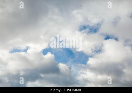 Stratokumuluswolken und blaue Himmelsfenster bilden während des Föhnsturms spektakuläre Wolkenformationen am Himmel Stockfoto