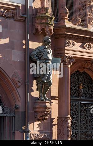 Statue von Baumeister Konrad Kohler auf dem Portal zum Standesamt, Neues Rathaus, Römer, Altstadt, Frankfurt am Main, Hessen, Deutschland Stockfoto