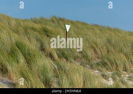 Kein Trespassing-Schild in den Dünen auf der Düne, Helgoland Island, Schleswig-Holstein, Deutschland Stockfoto