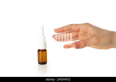 Weibliche Hand nimmt Flasche Nasenspray, isoliert auf weißem Hintergrund Stockfoto