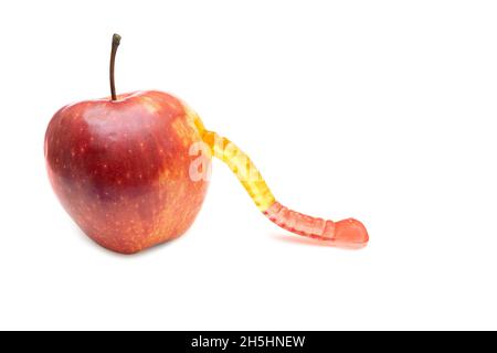 Gummiwürmer, der aus einem frischen roten Apfel kommt, isoliert auf Weiß Stockfoto