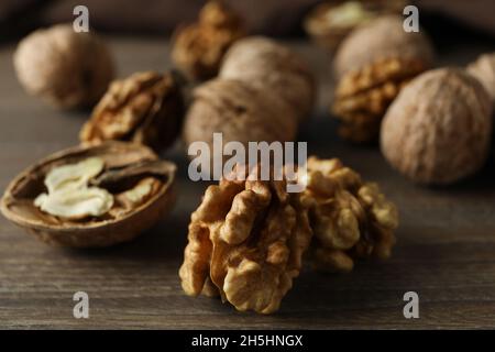 Walnüsse mit Küchentuch auf Holzhintergrund Stockfoto