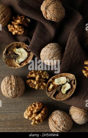 Walnüsse mit Küchentuch auf Holzhintergrund Stockfoto