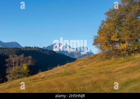 Zugspitzmassiv im Herbst, Zugspitze, Alpspitze, Gerold, Werdenfelser Land, Oberbayern, Bayern, Deutschland Stockfoto