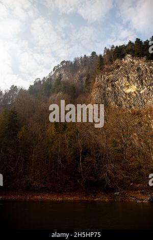 Dunajec River Gorge im Herbst, Pieniny National Park | atemberaubende Aussicht hohe Felswand mit dichtem Mischwald über den Dunajec River im Herbst Stockfoto