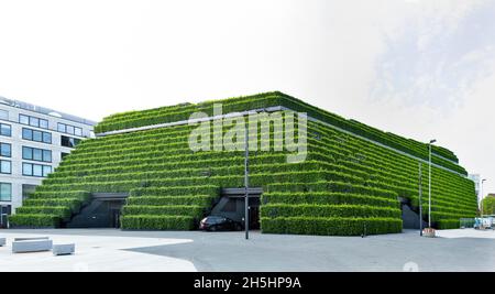 Büro- und Geschäftsgebäude KOE-Bogen II, mit Hainbuche-Hecken angelegt, Architekt Christoph Ingenhoven, Düsseldorf, Rheinland, Nord Stockfoto