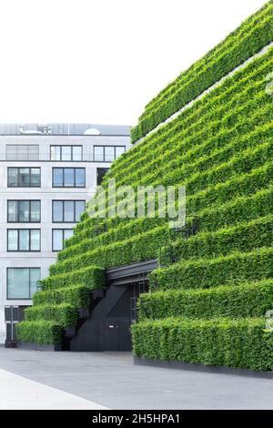 Büro- und Geschäftsgebäude KOE-Bogen II, mit Hainbuche-Hecken angelegt, Architekt Christoph Ingenhoven, Düsseldorf, Rheinland, Nord Stockfoto