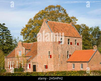 Steinhaus Bunderhee, dreistöckige mittelalterliche Turmburg, Museum, Ostfrieslands ursprünglichste Häuptlingsburg aus dem 14. Jahrhundert, Bunderhee Stockfoto