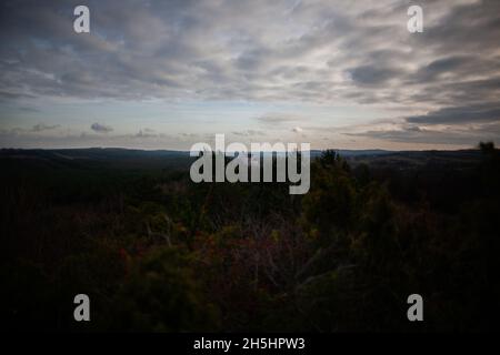 Burg in Bobolice aus der Ferne gesehen, atemberaubende Landschaft mit entfernten Burgruinen, Wald, Felsen und Hügel Pfad der Adler-Nester, Polen Stockfoto