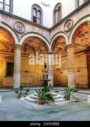 Der erste Innenhof des Palazzo Vecchio, der 1453 von Michelozzo entworfen wurde, mit Säulen, Fresken, Brunnen und Skulptur, Florenz, Toskana, Italien Stockfoto