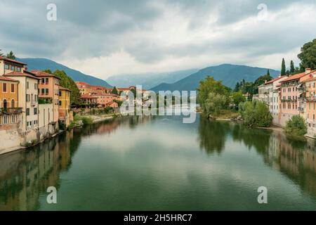 Der Fluss Brenta von der Alpini-Brücke aus gesehen, in Bassano del Grappa, Region Venetien, Italien Stockfoto