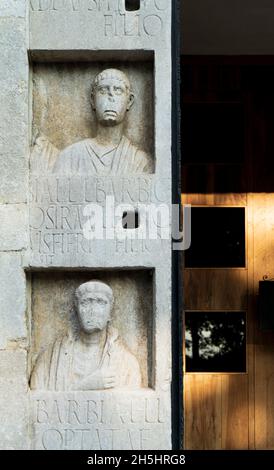 Grabstele mit Büsten aus römischer Zeit, an der Türpfosten der romanischen Kathedrale von Triest, die dem Heiligen Justus, Triest, Italien, gewidmet ist Stockfoto